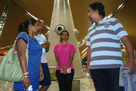 Người thân các nạn nhân trong chuyến bay MH17 đổ về sân bay đợi chờ trong vô vọng